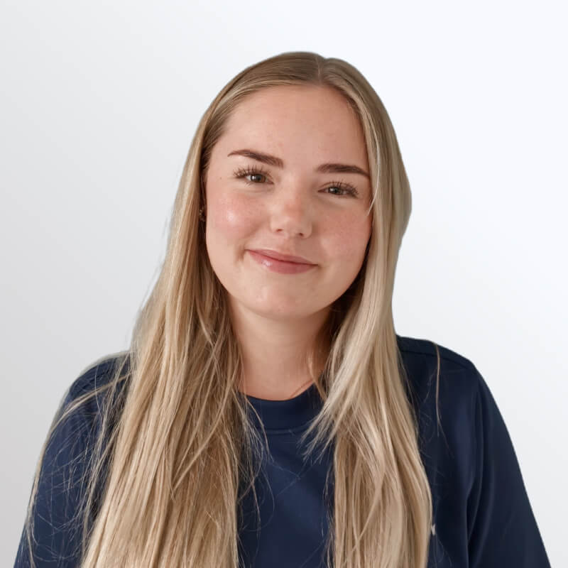 Foto der Physiotherapeutin Svea Wedtgrube, die lächelnd in die Kamera guckt.